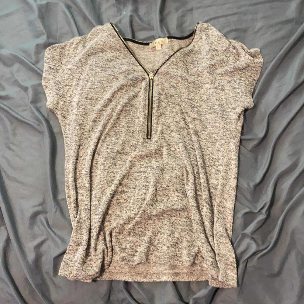 Sleeveless shirt.